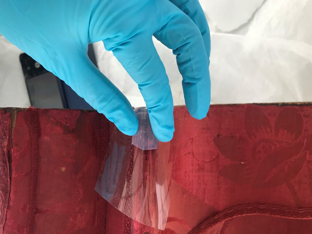 Removing a patch on the cornice using a gel